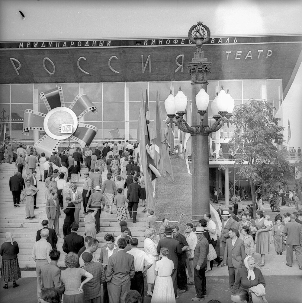 Кинотеатр «Россия» в дни II Московского международного кинофестиваля. 9–23 июля 1961 года. Авто: Евгений Халдей. Москва.