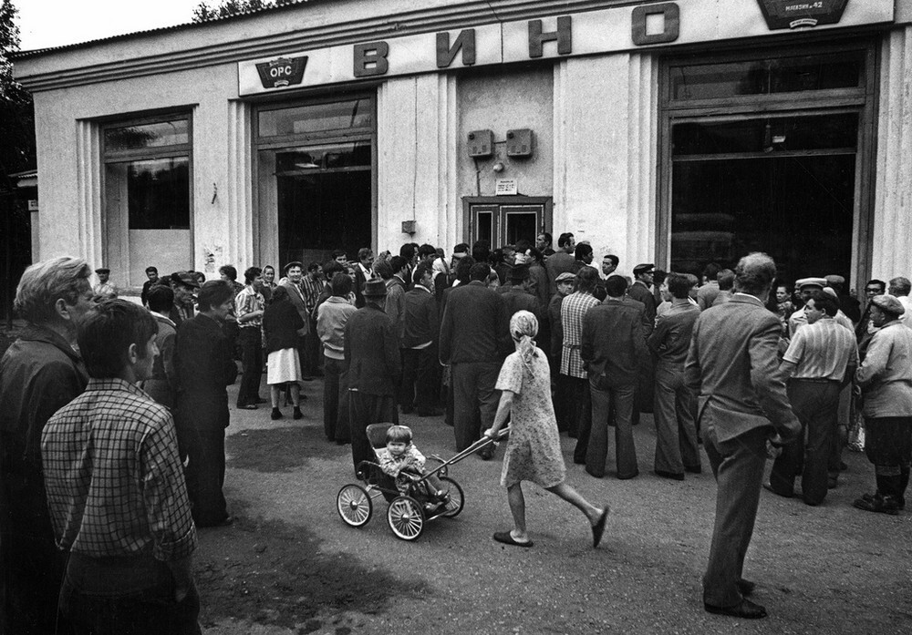 На Комсомольской улице, г. Лениногорск, 1981 год.