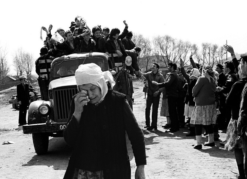 «Прощание татарки». Проводы в армию в татарской деревне. Татарская АССР, с. Шали 1984 год.