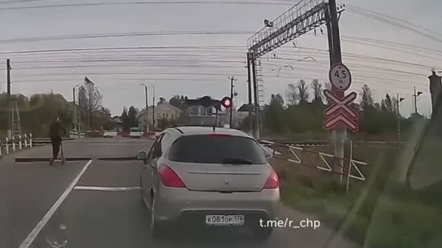 ЖД переезд и самокатчик в Ленинградской области