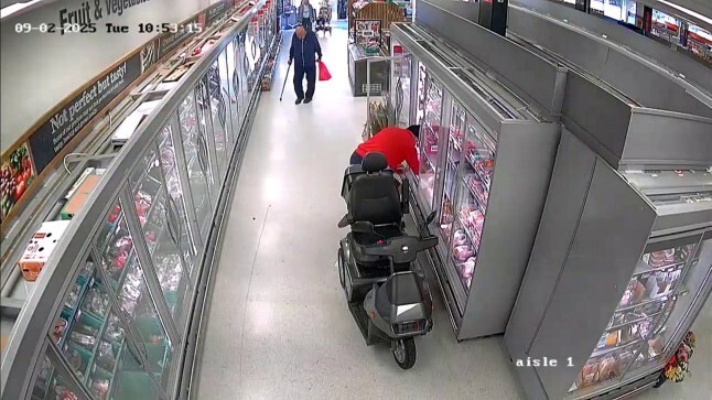 В Великобритании пенсионер-рецидивист вывез из магазина стейки
