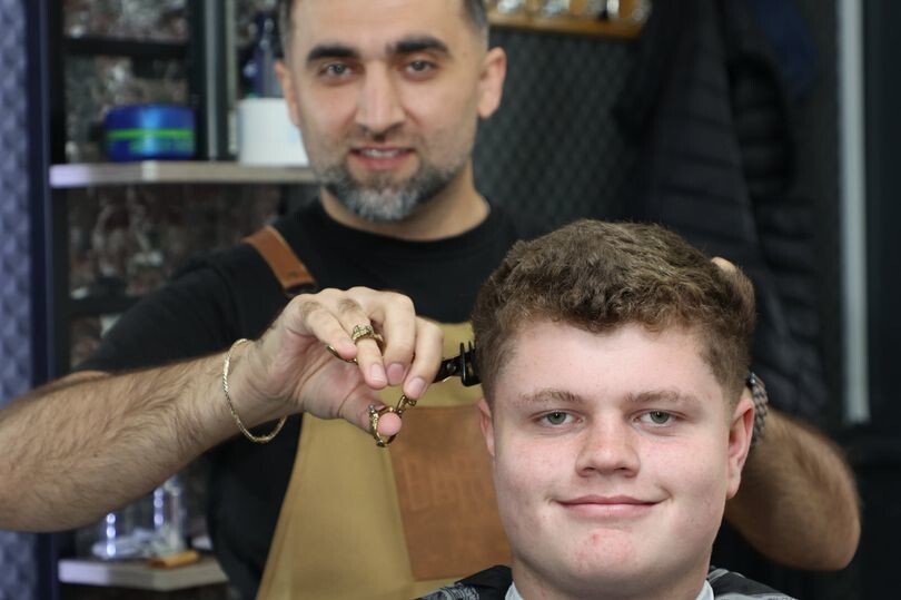 Парикмахер спас жизнь клиенту, заметив уплотнение на шее