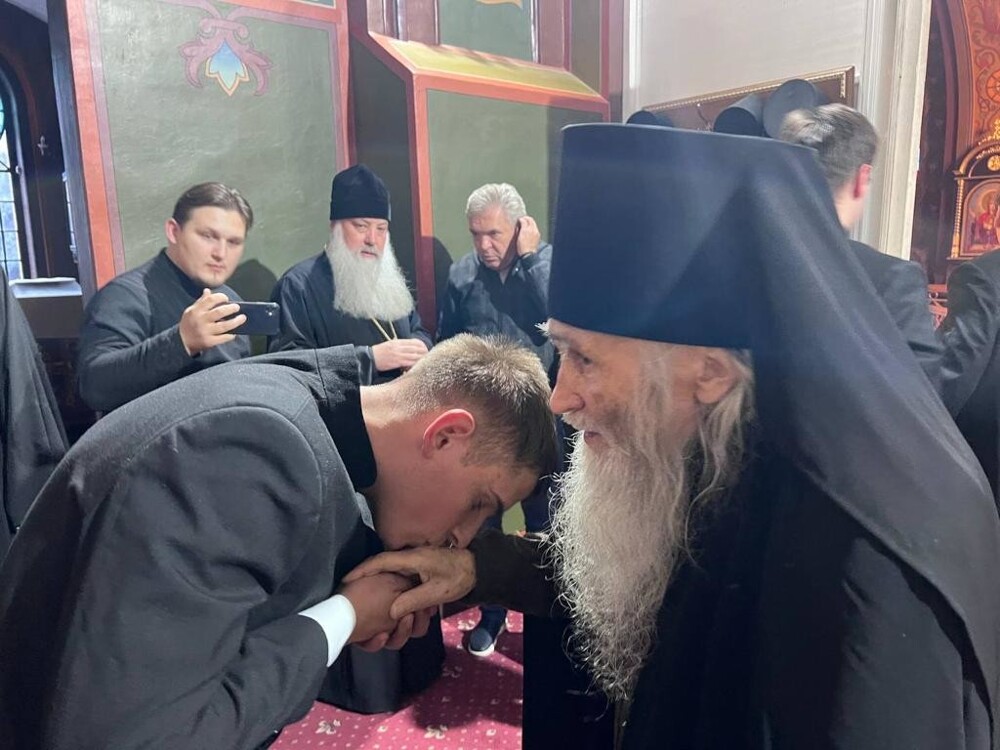 "Это не пошлость, а традиция": в РПЦ и Госдуме не видят ничего странного в однополых поцелуях