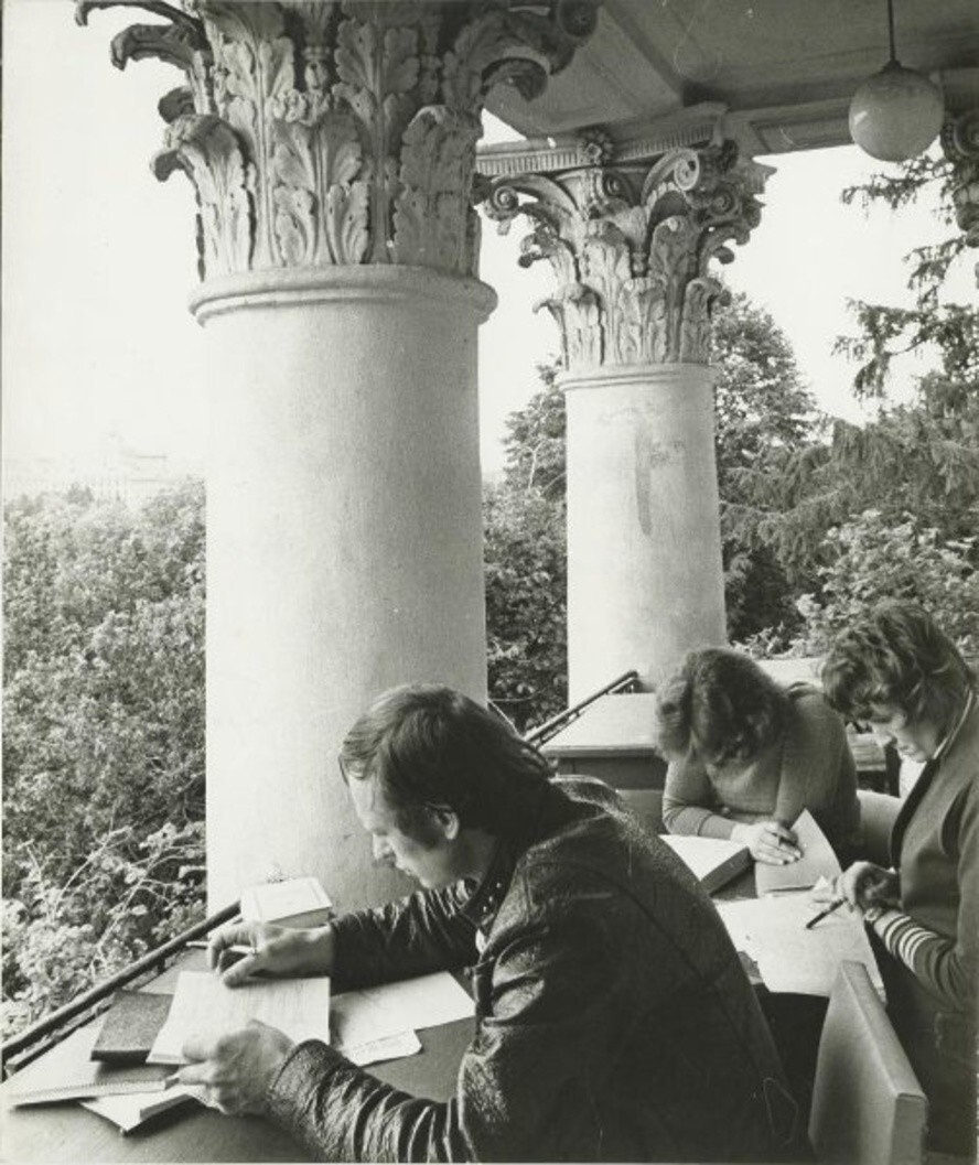 Читальный зал в Нескучном саду. 1970-е.