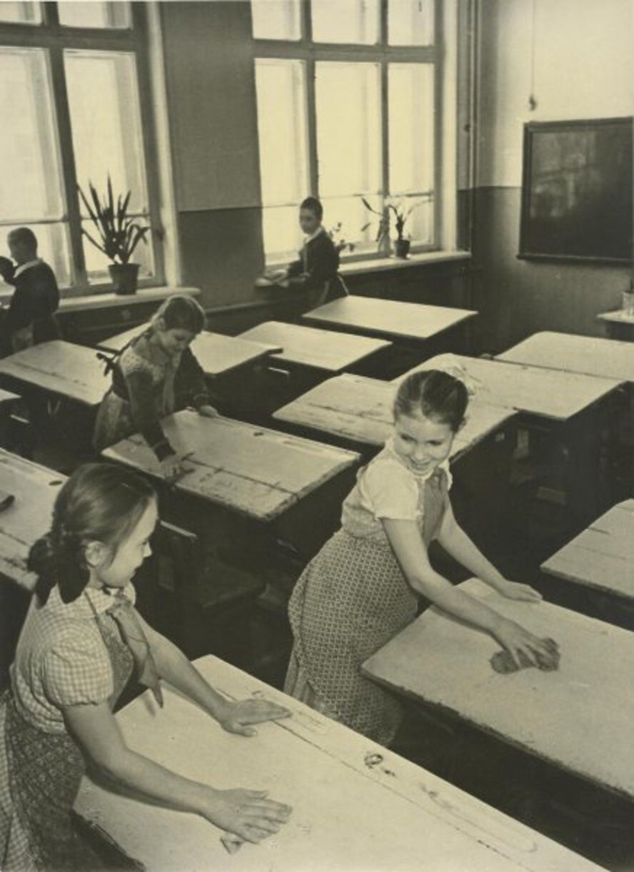 Уборка класса. 1950 год.