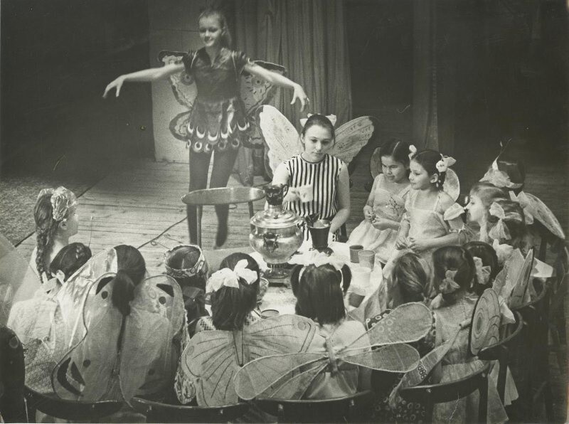 Школьный театр. Спектакль «Муха-цокотуха». 1970-е.