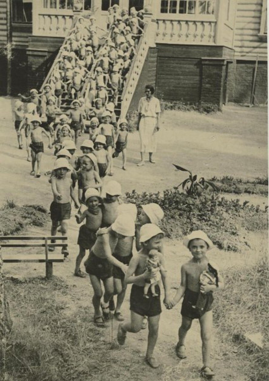 В детском саду на даче. 1930-е.