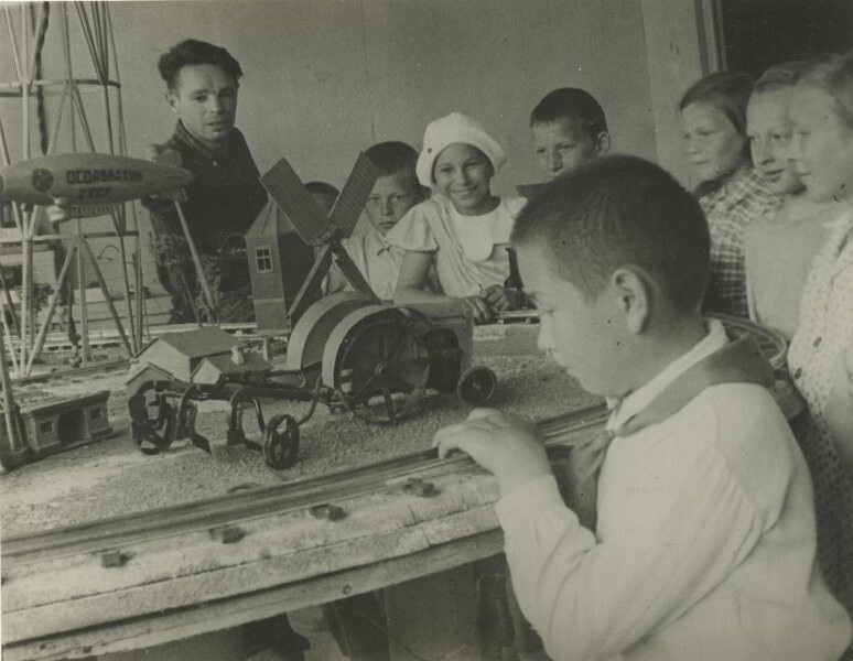 У макета. 1937 год.