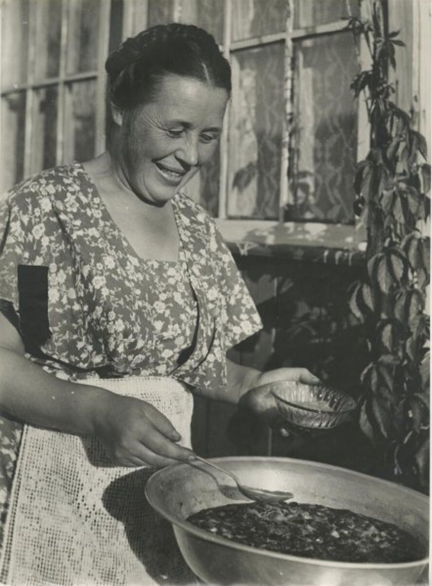 Варка варенья на дачном участке. 1950-е.
