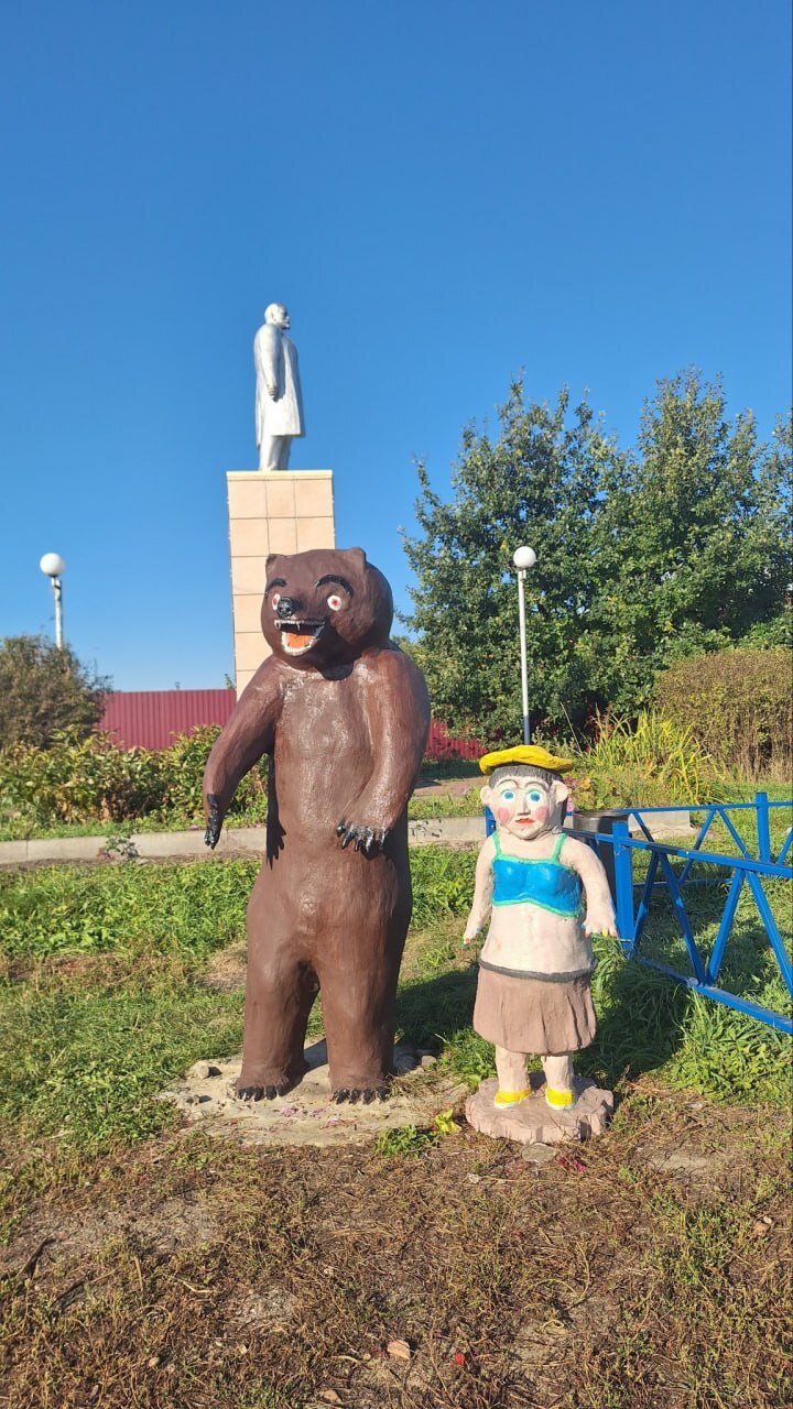 Скульптура Маши и Медведя в селе в Ульяновской области