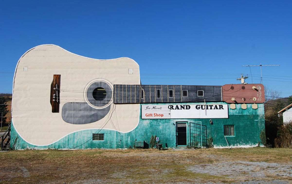 17. The Grand Guitar в Бристоле, штат Теннесси, когда-то был музыкальным магазином