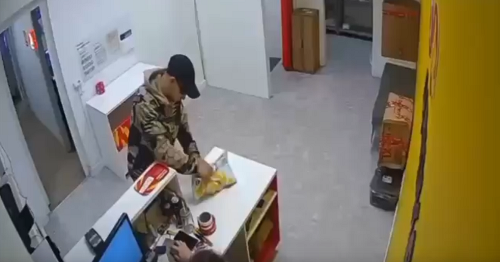 Парень похитил смартфон из пункта выдачи в Подмосковье