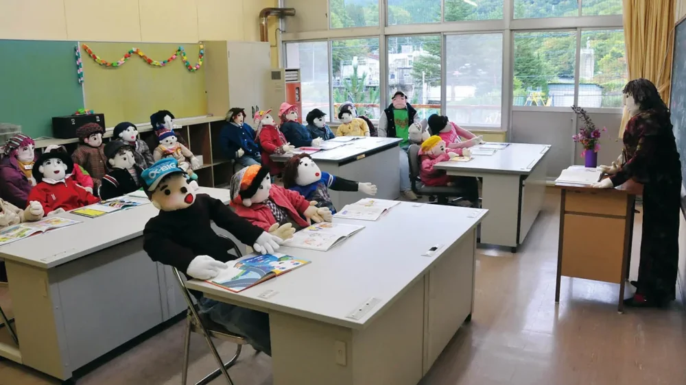 Вымирающая деревня Нагоро, которую японская художница заселила куклами и превратила в туристическую достопримечательность