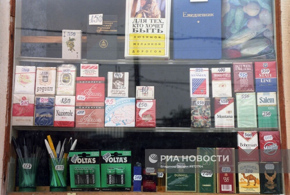Витрина коммерческого табачного киоска на Комсомольском проспекте в Москве, 1993 год.