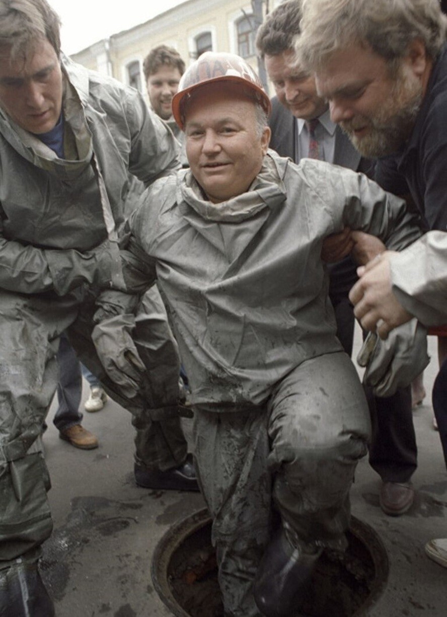 Мэр Москвы Юрий Лужков перед путешествием под московскими мостовыми, 1994 год.