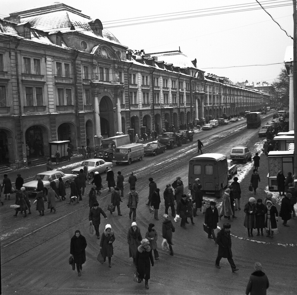Садовая улица и легендарный Апраксин двор.