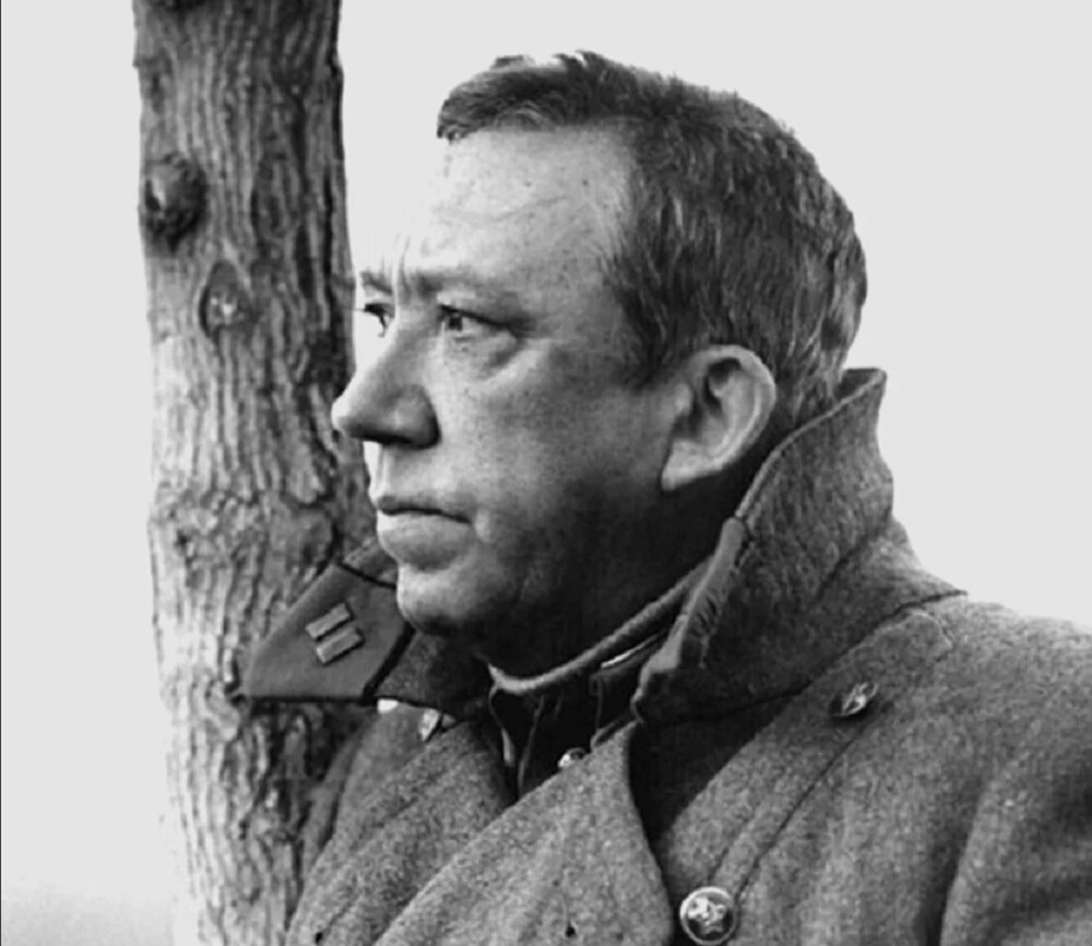 6.	Юрий Никулин в фильме "Двадцать дней без войны".  