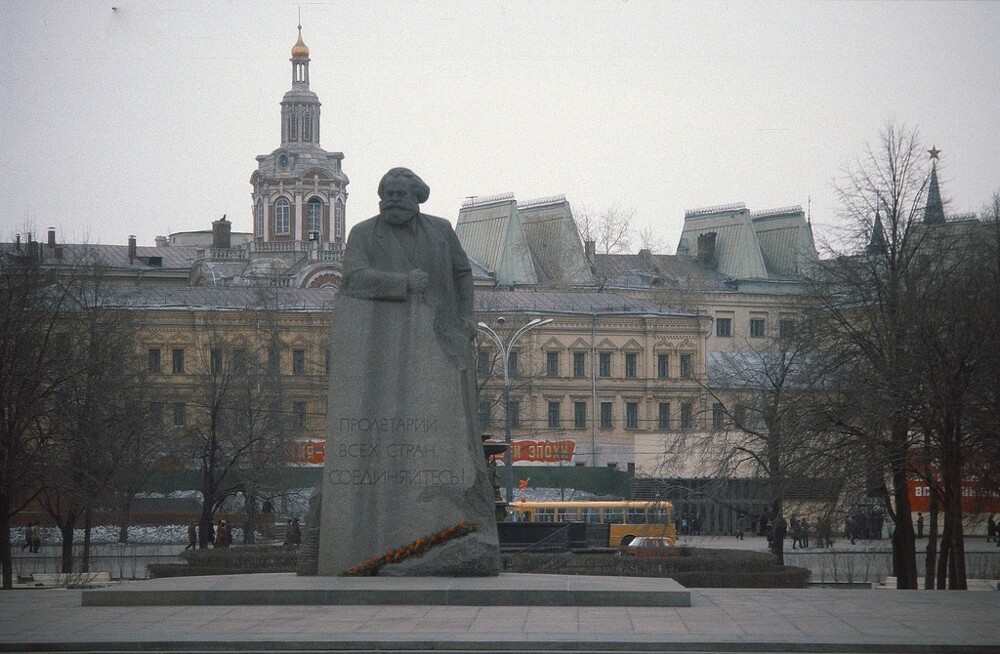 Карл Маркс на площади Революции