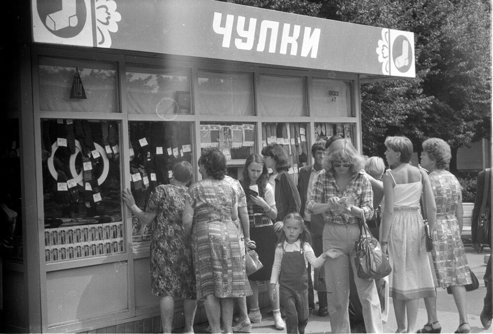 В Лужниках торгуют чулками. 