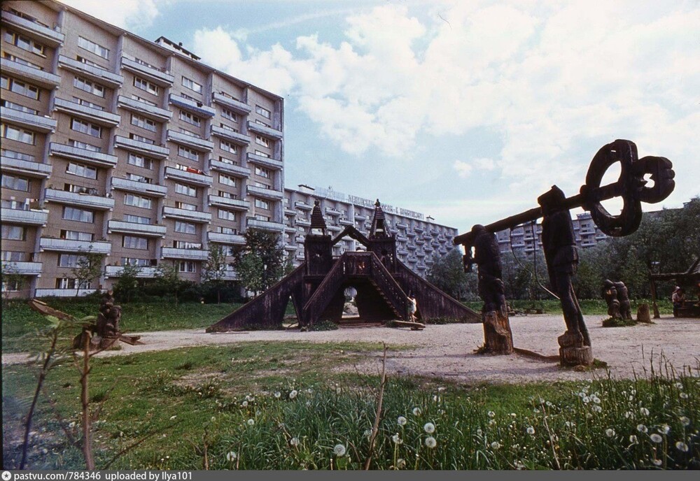 Переносимся в Зеленоград (это ведь тоже район Москвы, не забываем!). На фото - детская площадка с "Золотым ключиком" в 1-м микрорайоне.