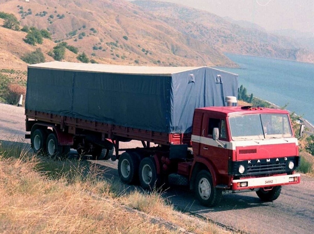 Экспериментальный КамАЗ-54112 на испытаниях в Крыму неподалёку от Приветного.