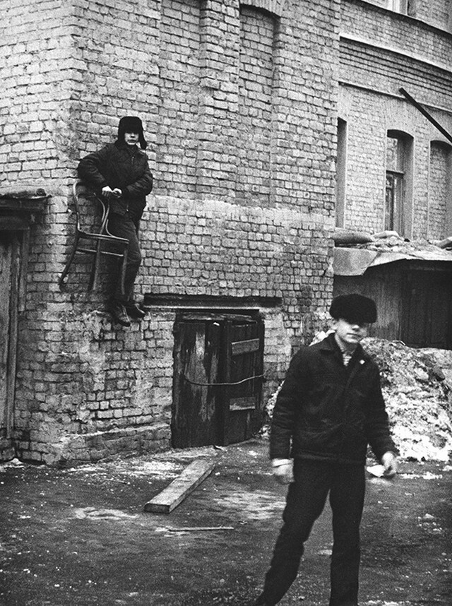 Баскетбол. Москва, 1970-е. Двор на Пятницкой улице. Это они стул-корзину прилаживают к стене. Во всех дворах так играли.