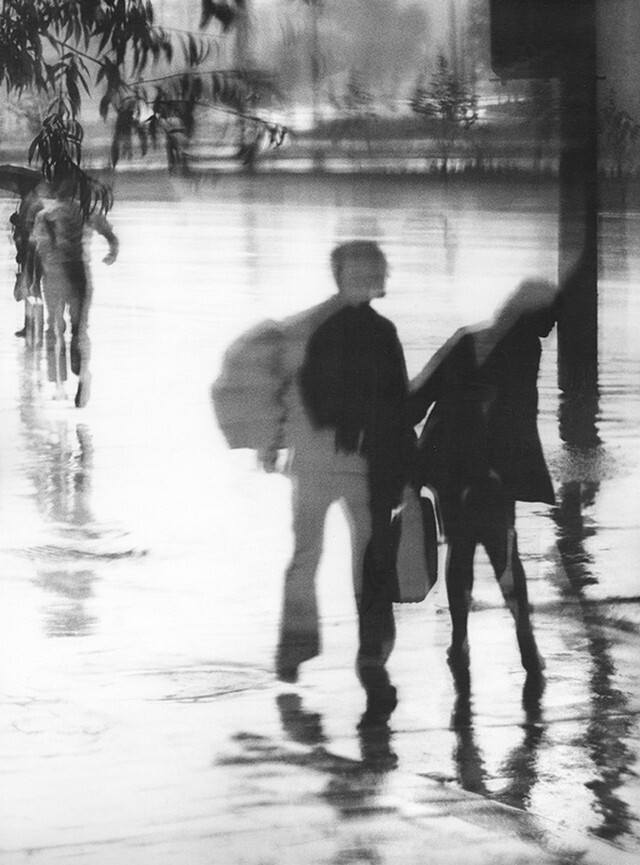  Двое в стекле. Рязанский проспект, Москва, до 1984. «Дождь, отражения в стеклах, влюбленные! Главное – аппарат не намочить».