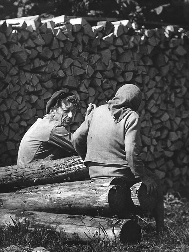 «Дядя Коля на завалинке». Калининская область, 1978 г.