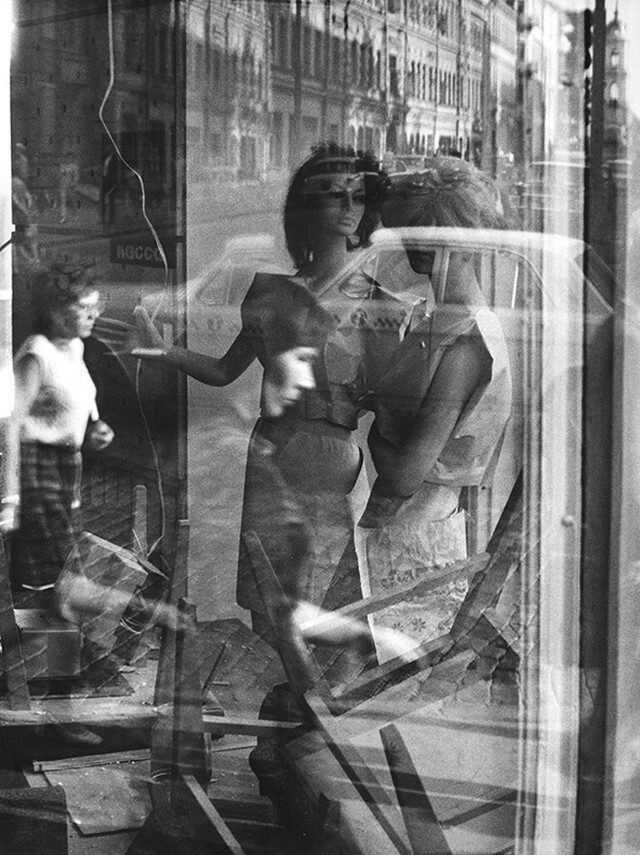 Ателье на Кузнецком. Москва, 1972. «Фотографии помогает все – даже ремонт с голыми манекенами, обернутыми в бумагу – показывать голых тогда было неприлично».