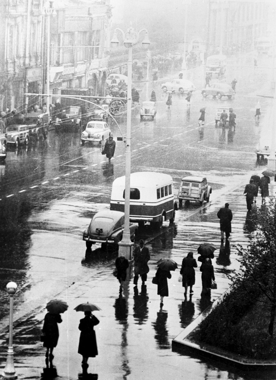 Дождливый день. 21 сентября 1950 года. Автор: Валентин Хухлаев. Москва.