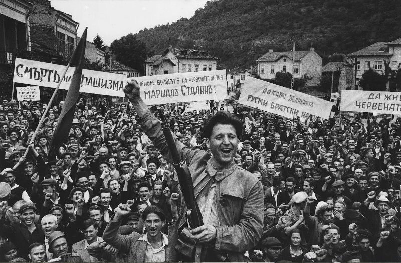 «Ликующая Болгария». Коча Караджев, командир партизан. Сентябрь 1944 года. Автор: Евгений Халдей. Ловеч.