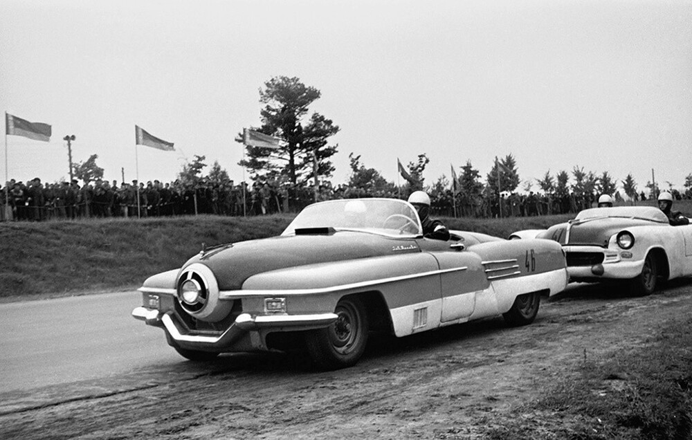 Чемпионат СССР по автомобильным гонкам. 7–8 сентября 1956 года. Автор: Сергей Васин.