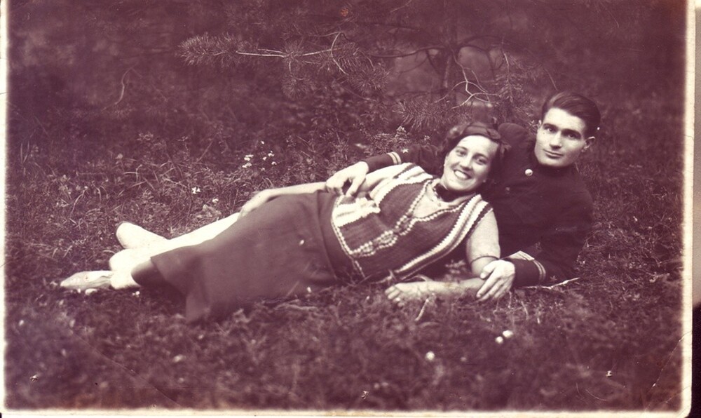 Архив Марины Ковалевой. Дмитрий Никитович Ткач с женой. 23 сентября 1940 года. Неизвестный автор. Крымская АССР, Севастополь.