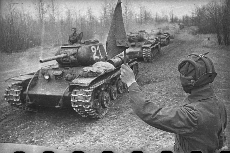 2-я танковая армия. 6-ой гвардейский танковый полк прорыва. Танковые части полковника Каневского идут в бой. Сентябрь 1944 года. Автор: Аркадий Шайхет.