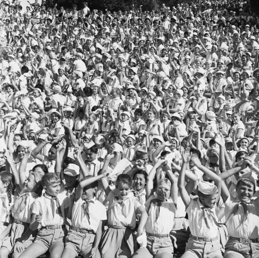 Пионерский лагерь «Артек». Дети на трибуне стадиона. Сентябрь 1964 года. Автор: Сигизмунд Кропивницкий. поселок городского типа Гурзуф.