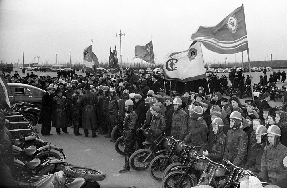 Международные товарищеские соревнования по мотоспорту. 26 сентября 1954 года. Автор: Валентин Хухлаев. Московская область.