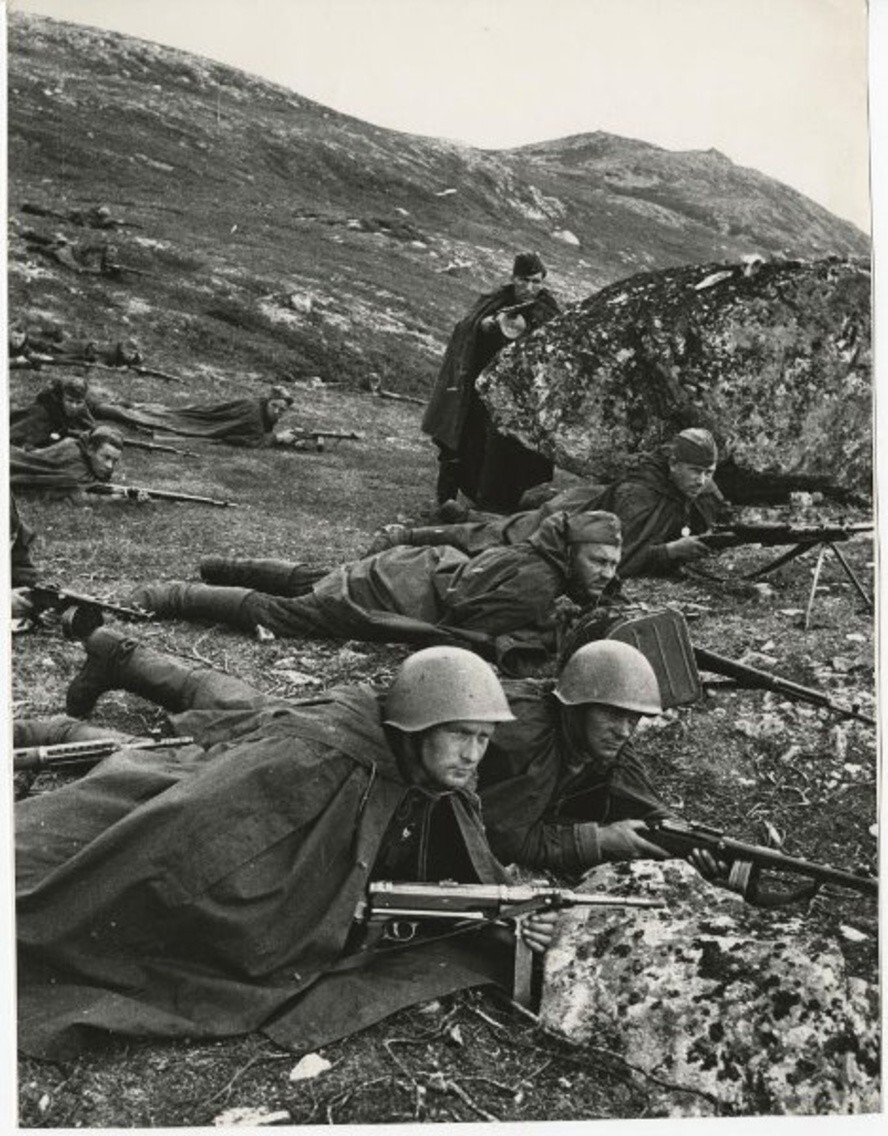 Разведотряд 12-й бригады морской пехоты. Сентябрь 1942 года. Автор: Евгений Халдей. Кольский полуостров.