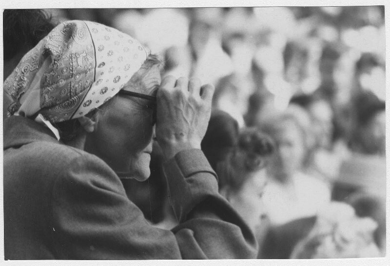 «Где же мой внучек?..» Первое сентября. 1965 года. Автор: Игорь Гневашев.