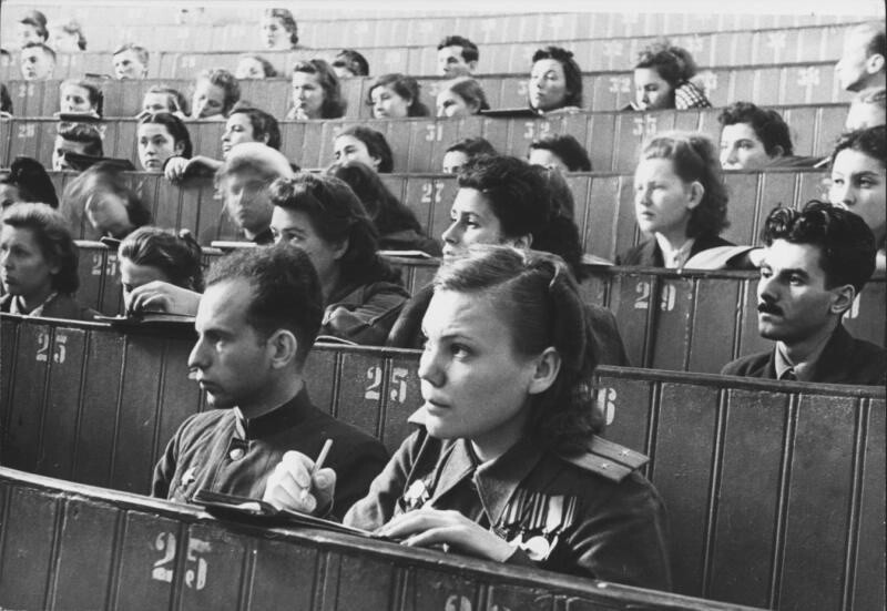 Первая после окончания войны лекция в Большой аудитории МГУ. 1 сентября 1945 года. Автор: Эммануил Евзерихин. Москва.
