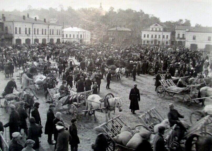 Архив Евгения Викторовича Ахматова. Сбор хлеба на Базарной площади под лозунгом «600 подвод хлеба государству». 1930 год. Владимирская область, Вязники.