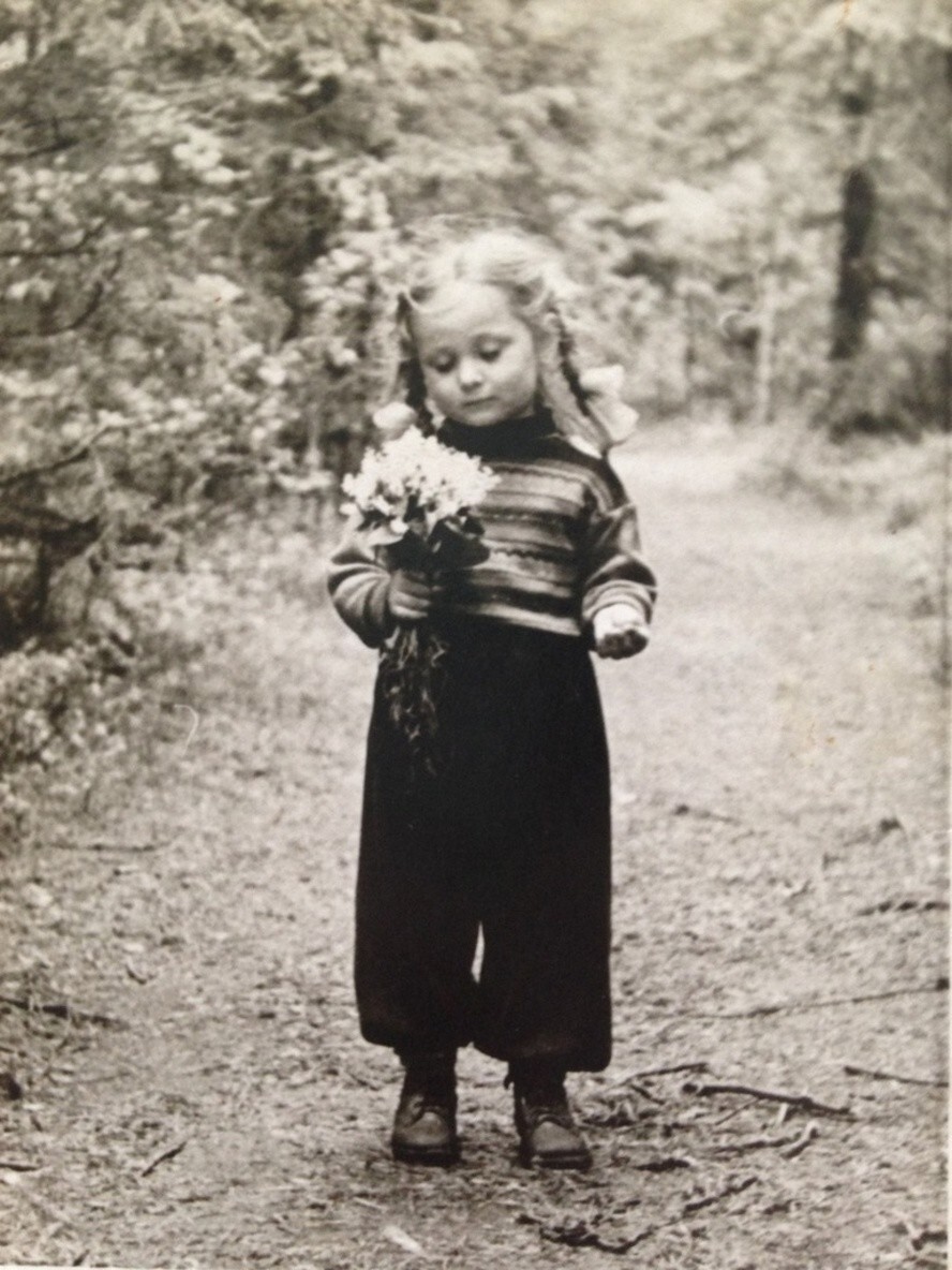 Осень в парке. Женя Новожилова. 11 сентября 1960 года. Автор: Александр Новожилов. Ленингрд.