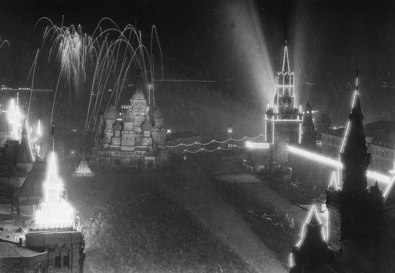 800-летие Москвы. Праздничная иллюминация и салют на Красной площади. 7 сентября 1947 года. Автор: Евгений Халдей. 