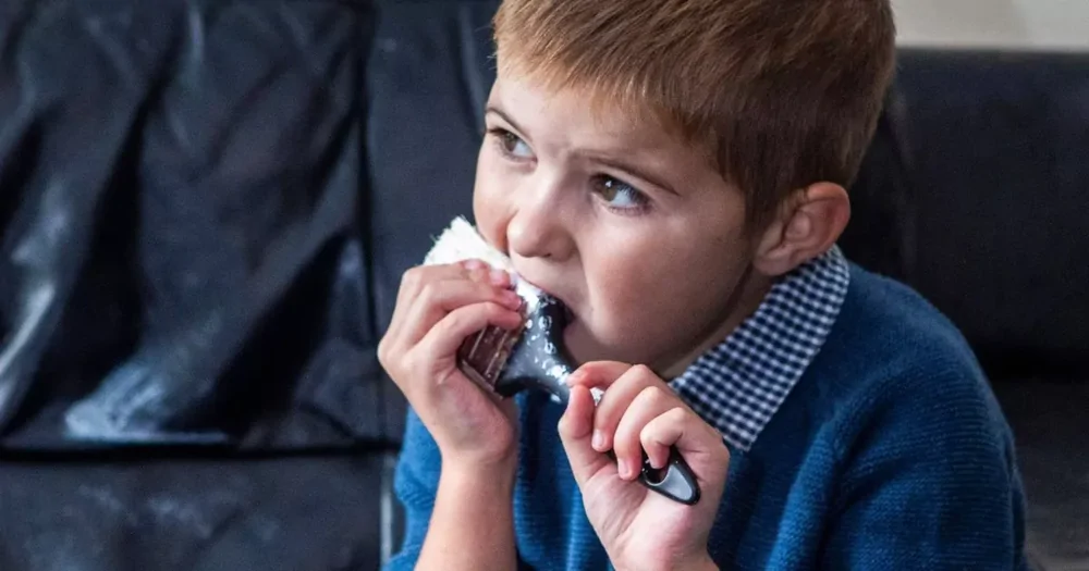 6-летний мальчик грызёт стены и провода из-за редкого заболевания