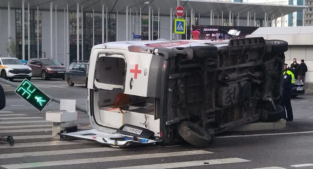 Момент столкновения скорой с “Вольво» на юго-западе Москвы