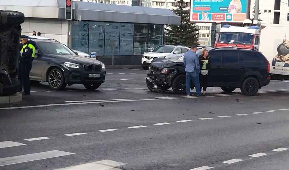 Момент столкновения скорой с “Вольво» на юго-западе Москвы
