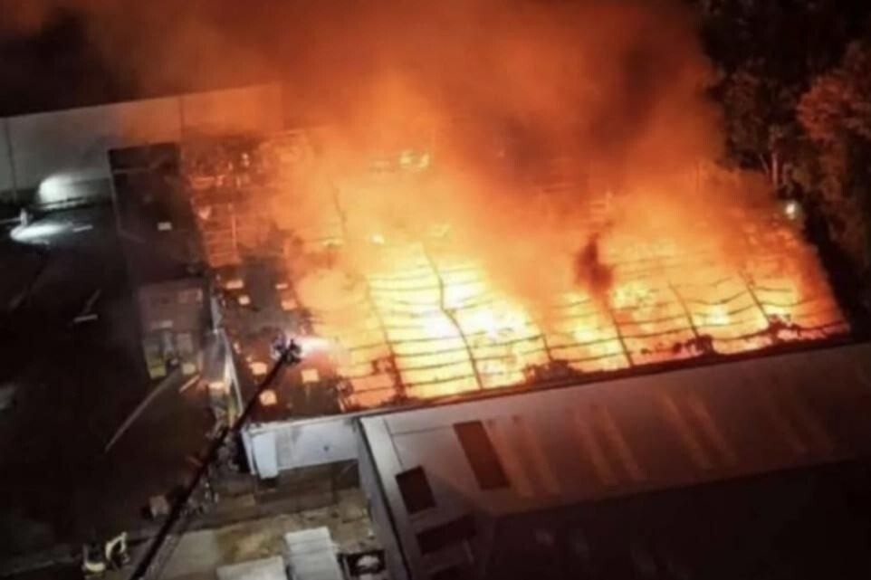 В промышленной зоне британского Суиндона прогремел взрыв, передает Sky News
