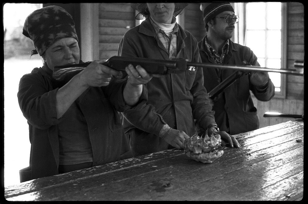 Бригада маляров на обеденном перерыве. 14 сентября 1983 года. Автор: Владимир Соколаев. Кемеровская область, поселок Тисуль.