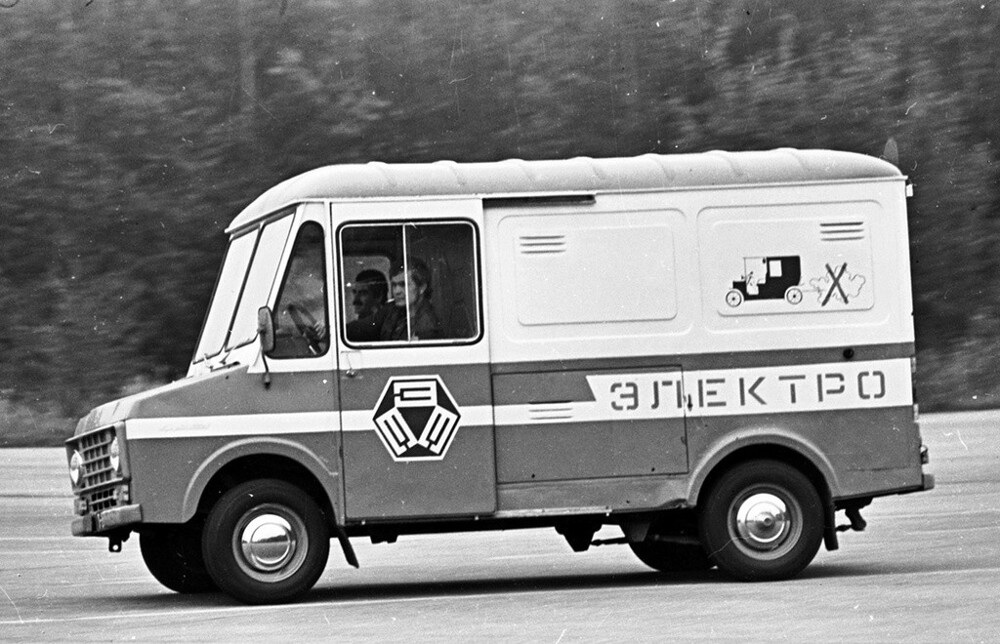 Электромобили в опытной эксплуатации. 15 сентября 1975 года. Автор: Валентин Хухлаев. Москва.