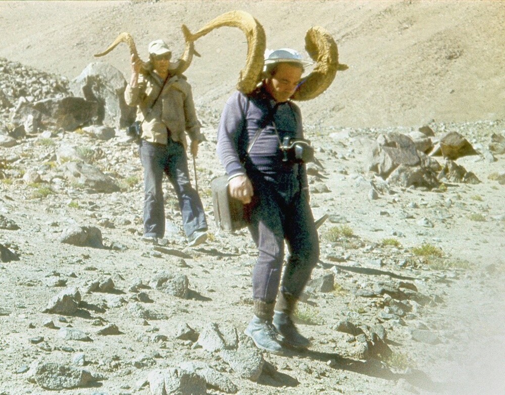 Геологи с находками на горных склонах Памира. 15–18 сентября 1975 года. Автор: Владимир Фараджев. Таджикская ССР, Горно-Бадахшанская АО.