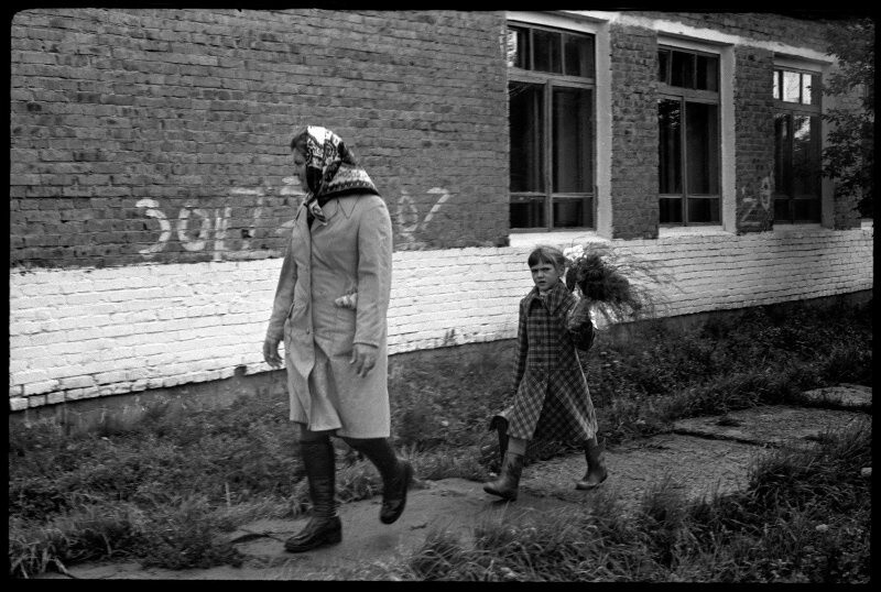 С цветами и мамой в школу. 1 сентября 1979 года. Автор: Владимир Воробьев. Кемеровская область, с. Белогородка.